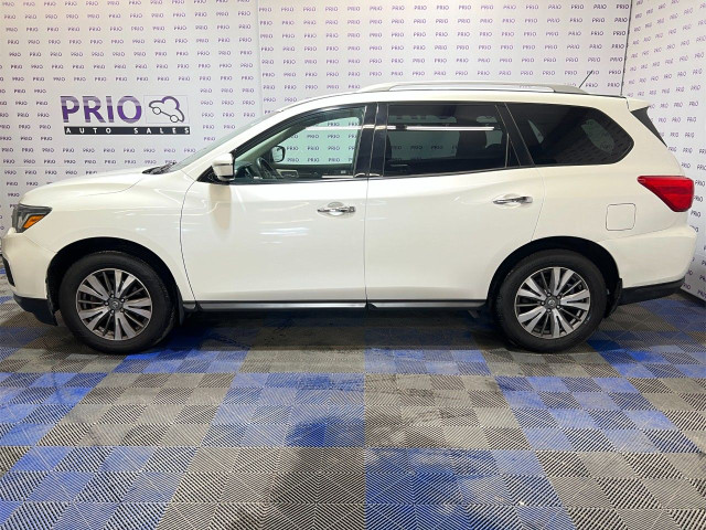 2017 Nissan Pathfinder in Cars & Trucks in Ottawa - Image 2