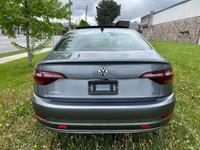 2019 VOLKSWAGEN JETTA HIGHLINE. 6 SPEED MANUAL TRANSSMISSION. GREY ON BLACK LEATHER INTERIOR. HEATED... (image 5)