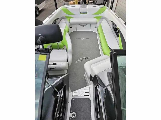 2014 CENTURION SV244 (FINANCING AVAILABLE) in Powerboats & Motorboats in Kelowna - Image 10