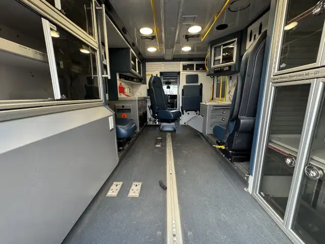 2019 Chevrolet Express 4500 Ambulance in Cars & Trucks in Calgary - Image 12
