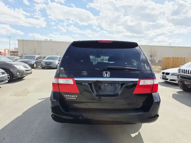 2007 Honda Odyssey Touring Leather DVD Camera Power Sliding door in Cars & Trucks in Calgary - Image 6
