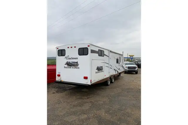 2012 Coachmen Freedom in Travel Trailers & Campers in Strathcona County - Image 4