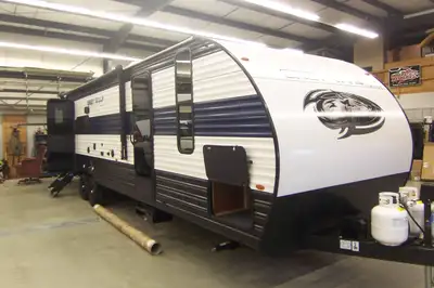 6428 lbs, Rear Triple Bunk Room, Deluxe Outside Kitchen, Queen Island Bed, Duct A/C, Electric Awning...