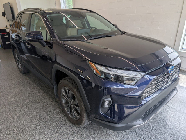 2023 Toyota RAV4 Hybrid LIMITED AWD, GARANTIE JUSQU EN 2027, in Cars & Trucks in Sherbrooke