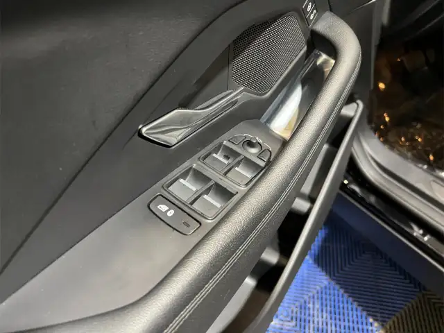 2020 Jaguar E-PACE dans Autos et camions dans Ottawa - Image 11
