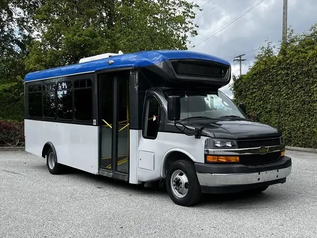 2019 chevrolet Express G4500 21 Passenger Bus With Wheelchair Ac in Heavy Trucks in Richmond - Image 2