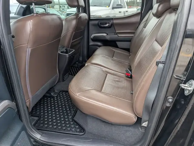2016 Toyota Tacoma LIMITED in Cars & Trucks in London - Image 13