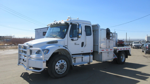 2006 FREIGHTLINER M2 106 S/A FLAT DECK in Heavy Equipment in Vancouver - Image 2