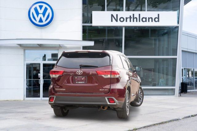 2017 Toyota Highlander XLE in Cars & Trucks in Calgary - Image 3
