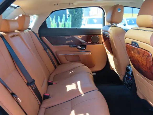 2011 Jaguar XJ XJL - LONG WHEEL BASE - LOW LOW KM - 56,000KMS !! dans Autos et camions dans Région d’Oakville/Halton - Image 18