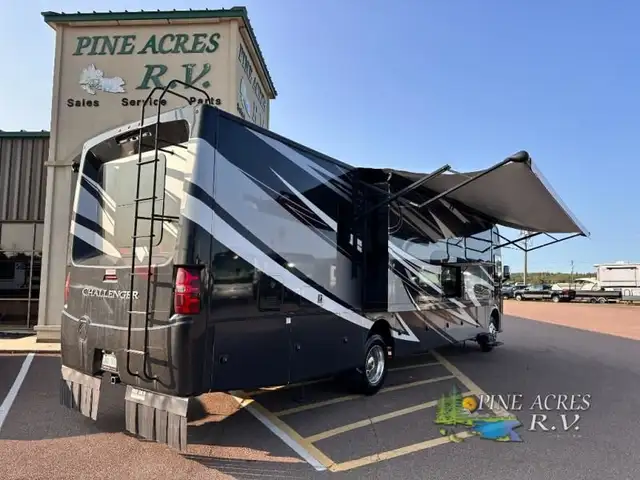2020 Thor Motor Coach Challenger 37YT Washer & Dryer 12 k Miles in RVs & Motorhomes in Moncton - Image 5