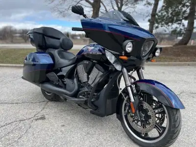 Rare colour 2014 Victory Cross Country with full touring additions. Factory colour matched tour pack...