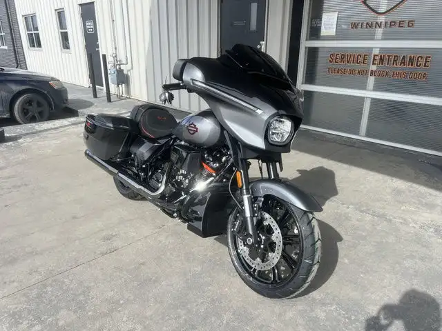 2025 Harley-Davidson FLHXSE - CVO Street Glide in Sport Touring in Winnipeg - Image 3