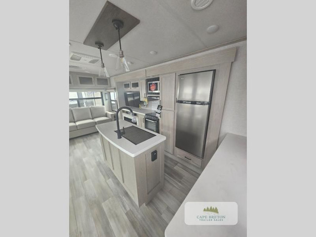 2023 Forest River RV Rockwood Signature 8337RL in Travel Trailers & Campers in Cape Breton - Image 3