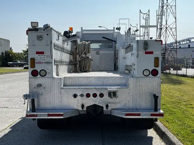2004 Freightliner M2 106 CAT C7 Service Truck with Pumps in Heavy Trucks in Delta/Surrey/Langley - Image 10
