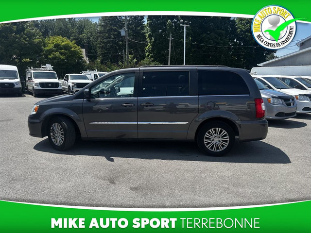 Chrysler Town & Country Familiale 4 portes Tourisme avec cuir 20 in Cars & Trucks in Laval / North Shore - Image 3