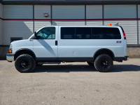 Très rare 4x4 Express Van 12 Passagers avec peu de kilométrage. SEULEMENT 55 000KM ! 3'' Lift kit de... (image 3)