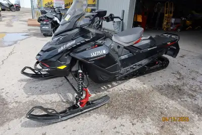 DEMO 2025 Ski-doo Renegade Enduro 900 Turbo R in black/spartan red. This fully-loaded trail sled fea...