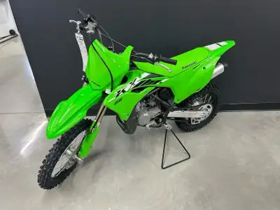 KAWASAKI KX85 2025 La moto KX85 propose aux amateurs la performance éprouvée de Kawasaki. La puissan...