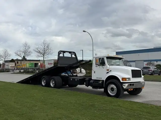 2000 international 4900 25 Foot Roll-Off Flat Deck Tow Truck Man in Heavy Trucks in Richmond - Image 12