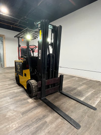 Yale 8000 LBS Electric Forklift 3 stage Charger Included