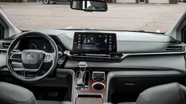 2023 Toyota Sienna XLE8-PASS | Leather | Sunroof | Heated Seats dans Autos et camions dans Guelph - Image 14