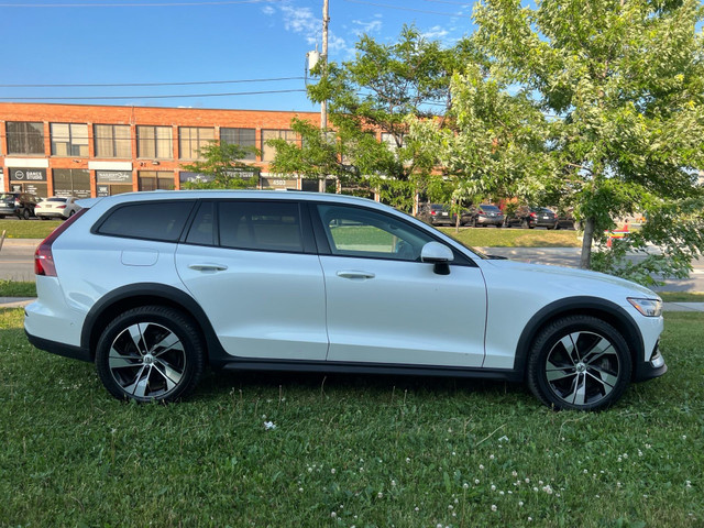 2023 Volvo V60 Cross Country B5 AWD Plus PANO ROOF NAVI 360 CAME in Cars & Trucks in City of Toronto - Image 4