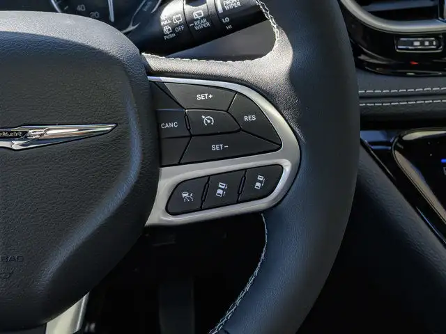 2025 Chrysler Pacifica Select in Cars & Trucks in Barrie - Image 25