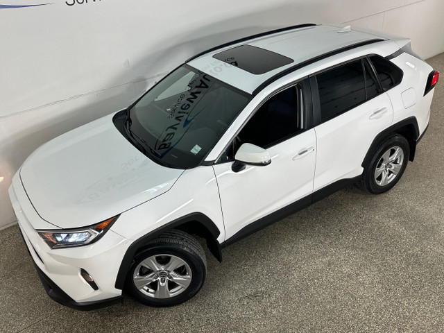 2020 Toyota RAV4 XLE XLE/SUNROOF/CLEAN! in Cars & Trucks in Belleville - Image 2