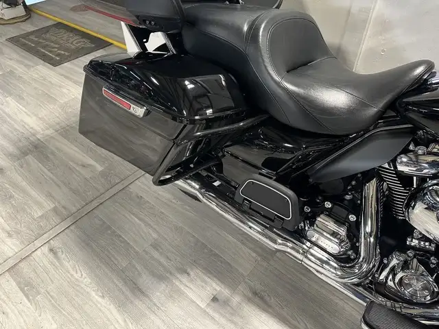 2017 HARLEY DAVIDSON ÉLECTRA GLIDE ULTRA LIMITED in Street, Cruisers & Choppers in London - Image 12