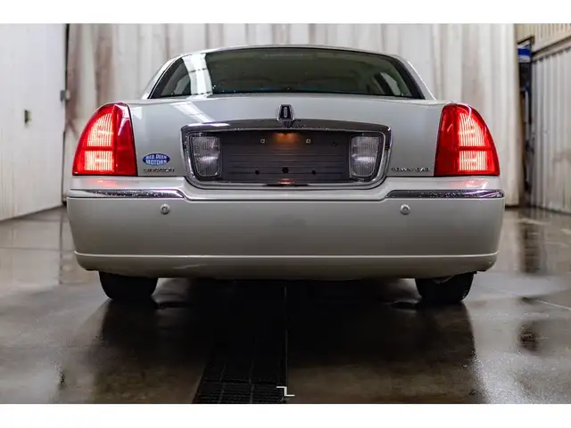 2005 Lincoln Town Car Leather Heated Seats in Cars & Trucks in Grande Prairie - Image 9