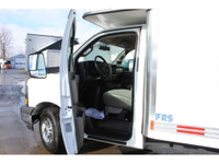 RARE OUI OUI SEULEMENT 1214 KM CERTIFIÉ / 2023 GMC SAVANA 3500 CUBE 14 PIEDS + DECK AVANT ROUE SIMPL... (image 8)