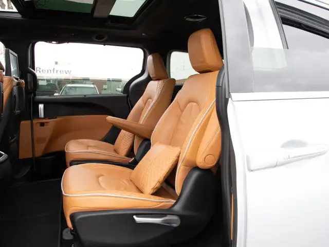 2023 Chrysler Pacifica Hybrid Pinnacle in Cars & Trucks in Calgary - Image 16