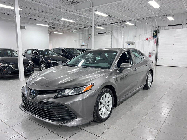  2018 Toyota Camry Hybrid E+ HYBRID+ CARPLAY+ MAGS+ S.CHAUFFANTS in Cars & Trucks in Laval / North Shore