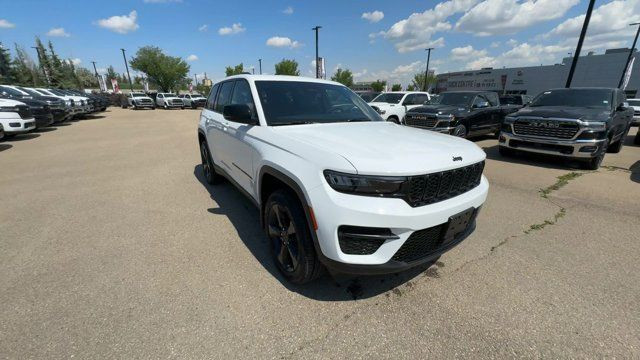 2024 Jeep Grand Cherokee Altitude | Sunroof | Heated Seats in Cars & Trucks in Edmonton - Image 2