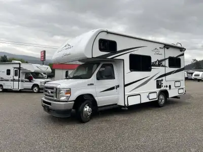 EAST TO WEST Entrada Class C gas motorhome 2200S highlights: 60in.in. x 80in.in. Bunk Over Cab Queen...