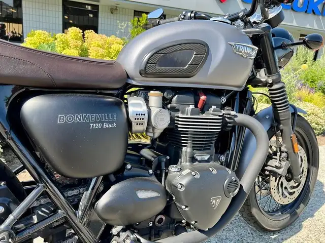 2017 Triumph Bonneville T120 Black Matt Graphite in Street, Cruisers & Choppers in Vancouver - Image 3
