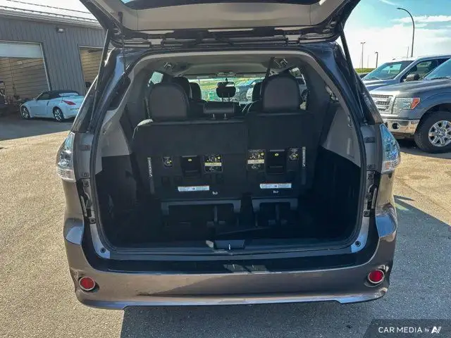 2017 Toyota Sienna SE | Leather | Power Sliding Doors | Back Up in Cars & Trucks in Saskatoon - Image 17