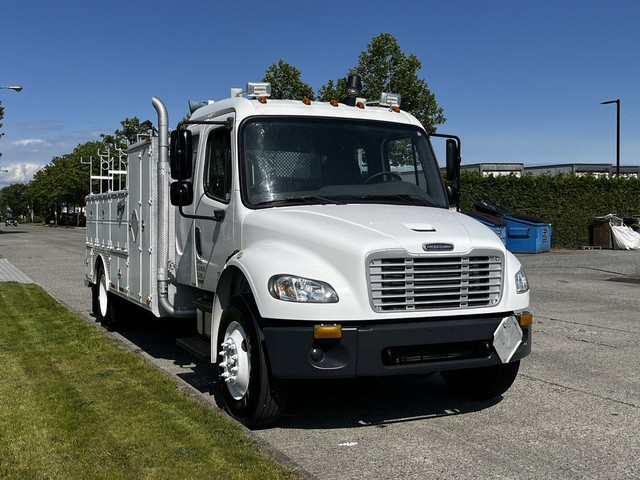 2004 Freightliner M2 106 CAT C7 Service Truck with Pumps in Heavy Trucks in Delta/Surrey/Langley - Image 2