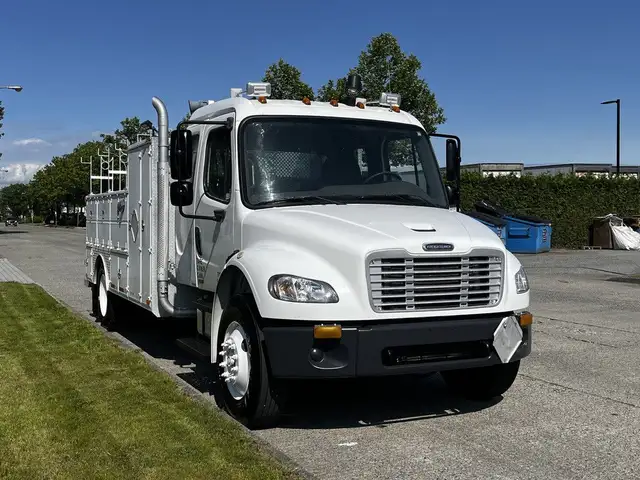 2004 Freightliner M2 106 CAT C7 Service Truck with Pumps in Heavy Trucks in Delta/Surrey/Langley - Image 3