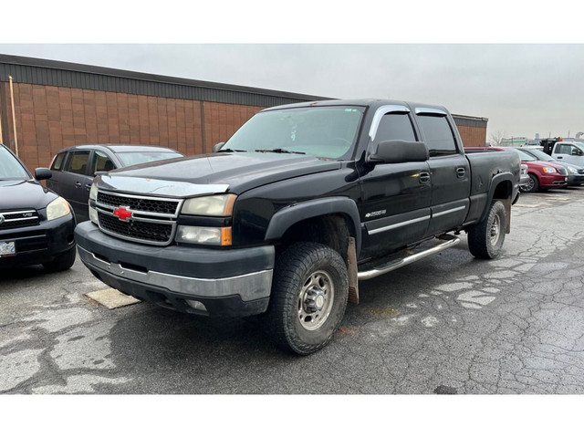 2007 Chevrolet SILVERADO 2500HD 4WD Crew Cab 153 in Cars & Trucks in Oakville / Halton Region