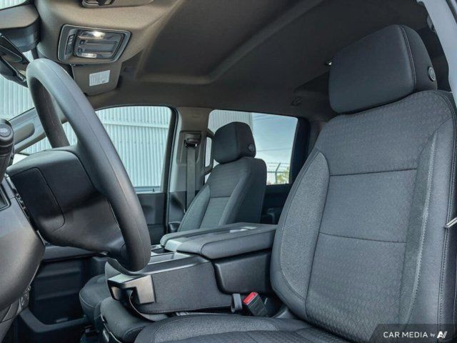 2025 Chevrolet Silverado 2500HD Custom 4WD Crew Cab | Dark in Cars & Trucks in Strathcona County - Image 3