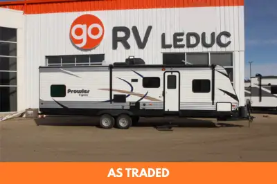 Traveling in this Prowler 30 LX Lynx travel trailer will be be comfortable for any larger family wit...