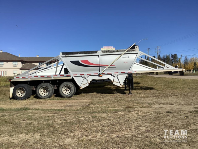 2014 Ridgemar 38 Ft Tri-Axle Cross Clam Bottom Dump Trailer in Heavy Trucks in Calgary - Image 2