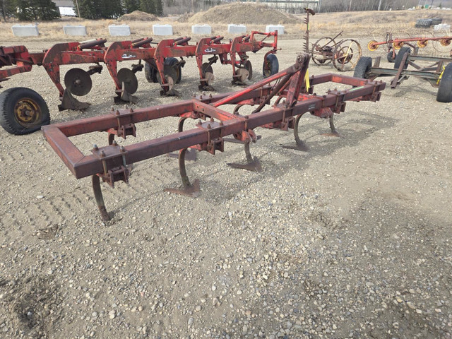 Massey Ferguson 11 Ft 3 PT Hitch Deep Tillage Cultivator 12 in Farming Equipment in Grande Prairie - Image 2