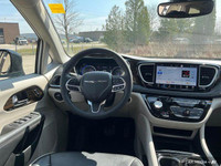 Bright White Clearcoat 2023 Chrysler Pacifica Limited AWD 9-Speed Automatic Pentastar 3.6L V6 VVT Co... (image 9)