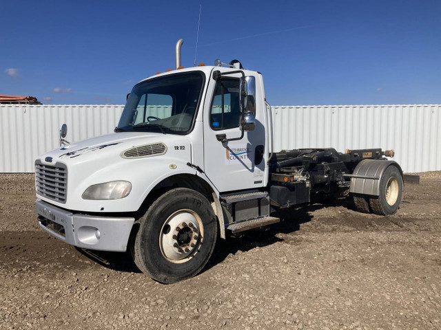 2010 Freightliner S/A Day Cab Roll Off Truck M2 in Heavy Trucks in Kamloops