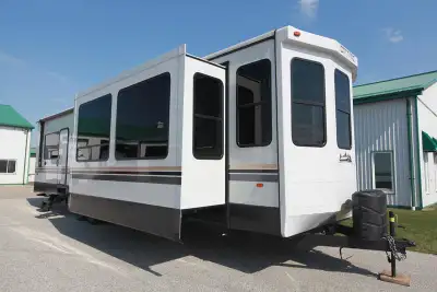 Slae Pirce $74,900.00 40 Feet 6 Inches Overall Length RENAUD RV SALES 2558 COUNTY RD 20, HARROW, ON...