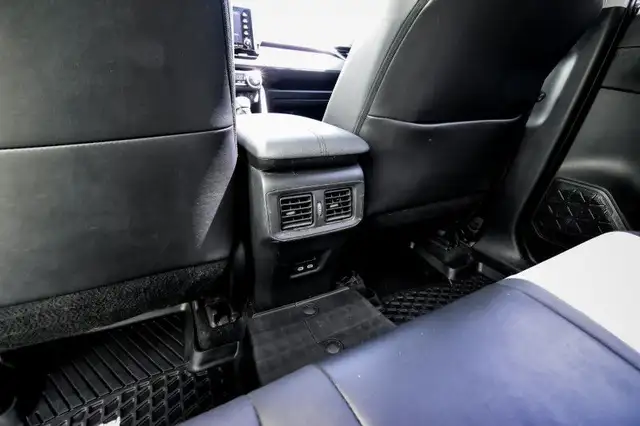 2022 Toyota RAV4 XLE • SUNROOF • HEATED SEATS • POWER LIFTGATE dans Autos et camions dans Cornwall - Image 31