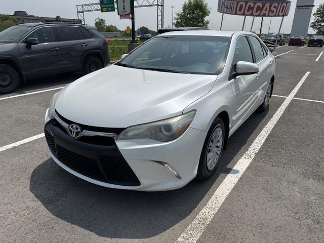 2015 TOYOTA CAMRY XSE CUIR/TISSUS SIEGES CHAUF ECRAN BLUETOOTH B in Cars & Trucks in Laval / North Shore